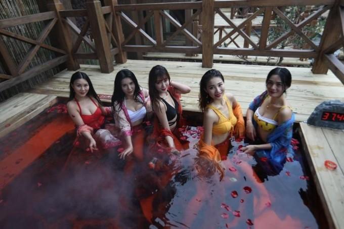 Không casting bằng diễn xuất, bây giờ người ta dùng ngực để thi tuyển như thế này đây-7