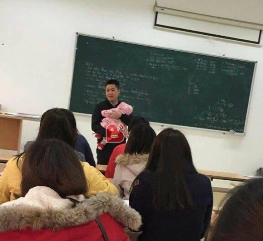 Thầy giáo bế con cho nữ sinh viên làm bài thi gây sốt cộng đồng mạng-1