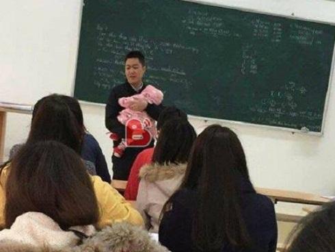 Thầy giáo bế con cho nữ sinh viên làm bài thi gây sốt cộng đồng mạng