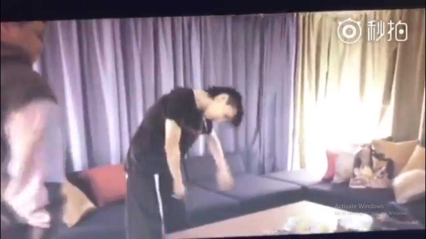 Video: Fans xót xa khi thấy G Dragon tiều tụy trơ xương, chợp mắt trong thang máy-2