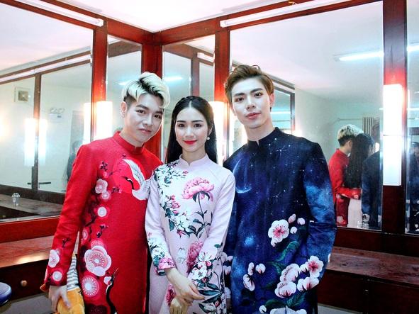 Gia đình hoa dâm bụt Hòa Minzy, Đức Phúc và Erik quậy tưng quán karaoke với vũ điệu sexy-7