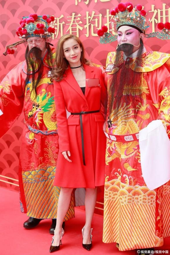 Angela Baby gợi ý chị em cách diện đồ đỏ cực chất khi đi chơi Tết-1