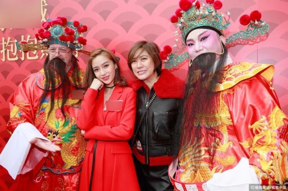 Angela Baby gợi ý chị em cách diện đồ đỏ cực chất khi đi chơi Tết-2