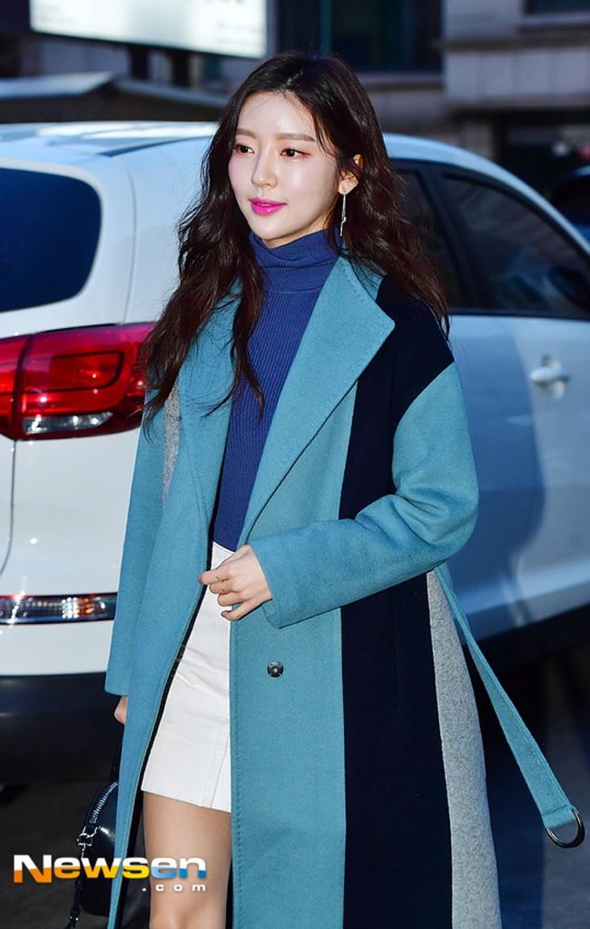 Diện áo lông to sụ như nhân vật hoạt hình Monsters, CL chiếm sóng thời trang sao Hàn tuần qua-7