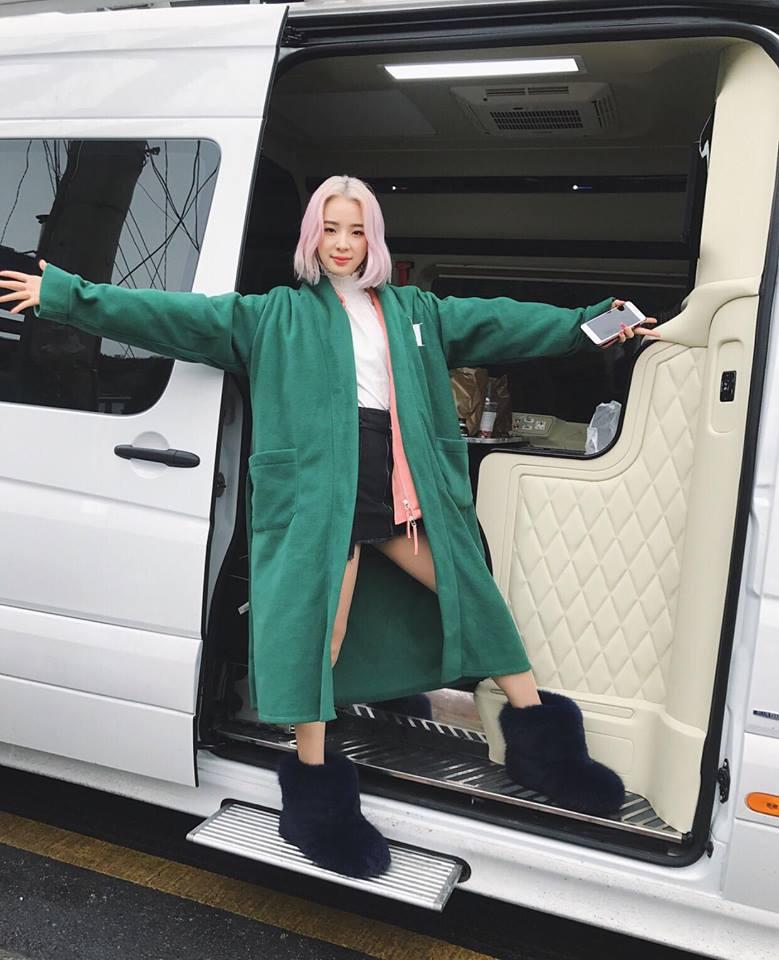 Diện áo lông to sụ như nhân vật hoạt hình Monsters, CL chiếm sóng thời trang sao Hàn tuần qua-2