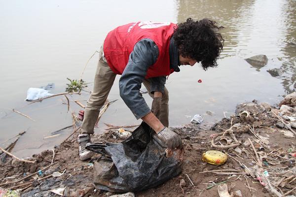 Chàng trai Tây nhặt rác và túi nilon làm sạch môi trường trong ngày Tết ông Công ông Táo-1