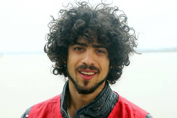 Chàng trai Tây nhặt rác và túi nilon làm sạch môi trường trong ngày Tết ông Công ông Táo-2