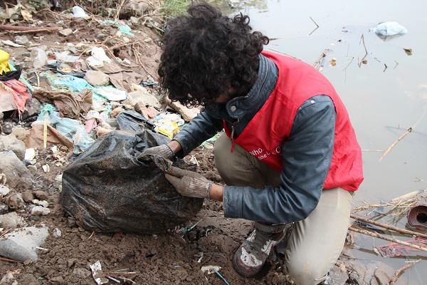 Chàng trai Tây nhặt rác và túi nilon làm sạch môi trường trong ngày Tết ông Công ông Táo-3