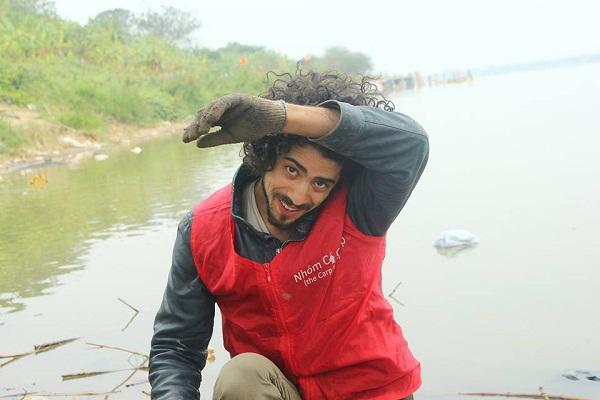 Chàng trai Tây nhặt rác và túi nilon làm sạch môi trường trong ngày Tết ông Công ông Táo-4