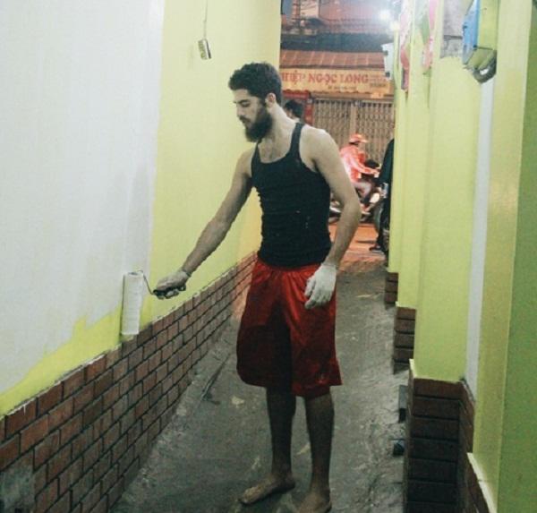 Chàng trai Tây nhặt rác và túi nilon làm sạch môi trường trong ngày Tết ông Công ông Táo-5