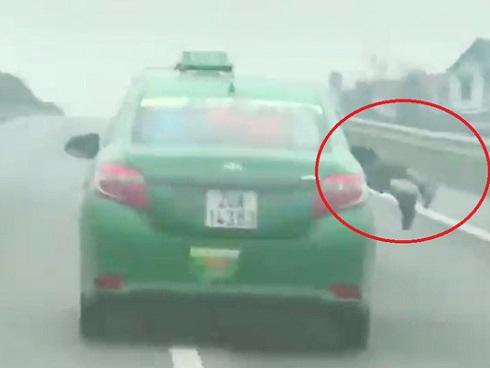 Sáng ngày 7/2, clip taxi hất công an lên nắp capo rồi lao đi vun vút gây xôn xao cộng đồng mạng. Theo xác nhận của một lãnh đạo công an huyện Sóc Sơn, vụ việc xảy ra ở địa bàn huyện Sóc Sơn – Hà Nội. Nguyên nhân tài xế làm vậy để trốn chấp hành hiệu lệnh của CSGT. May mắn là chiến sĩ công an không bị thương.