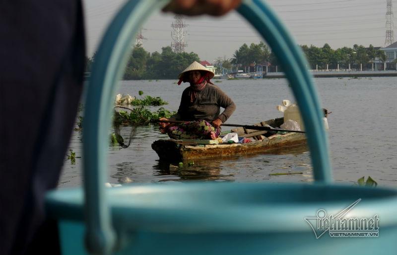 Cá phóng sinh ngày ông Táo vừa được thả đã bị chích điện-8