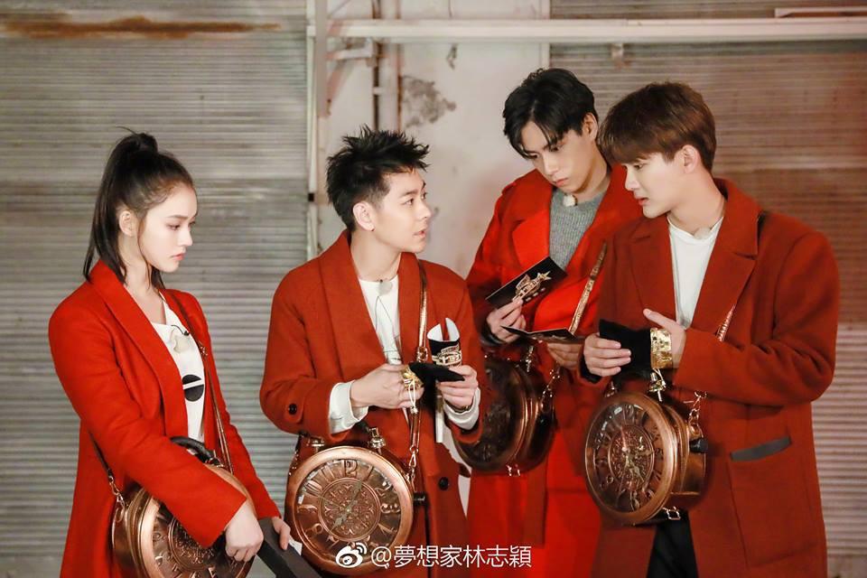 Lâm Chí Dĩnh 43 tuổi đọ nhan sắc không tuổi bên đàn em Giang Thần: Không có sự cách biệt!-3