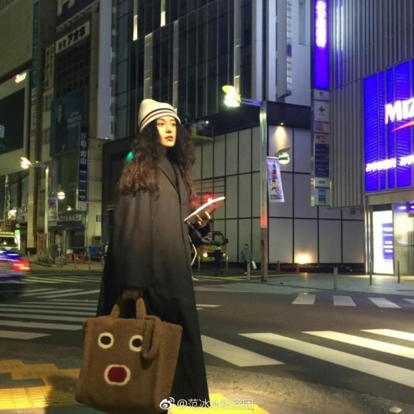 U40 rồi mà Phạm Băng Băng vẫn mê mẩn túi xách ngộ nghĩnh như thế này-1