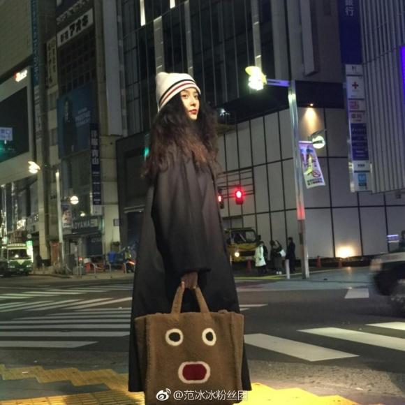 U40 rồi mà Phạm Băng Băng vẫn mê mẩn túi xách ngộ nghĩnh như thế này-2