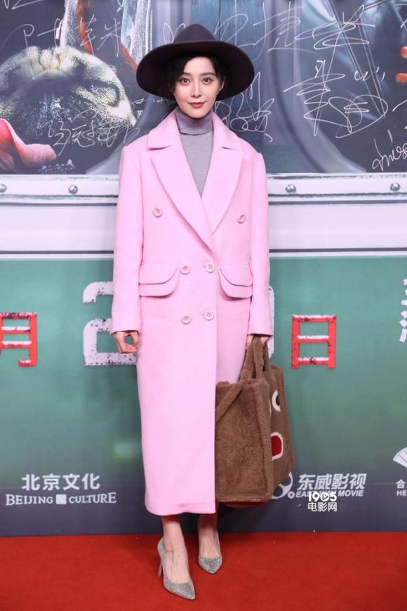 U40 rồi mà Phạm Băng Băng vẫn mê mẩn túi xách ngộ nghĩnh như thế này-5