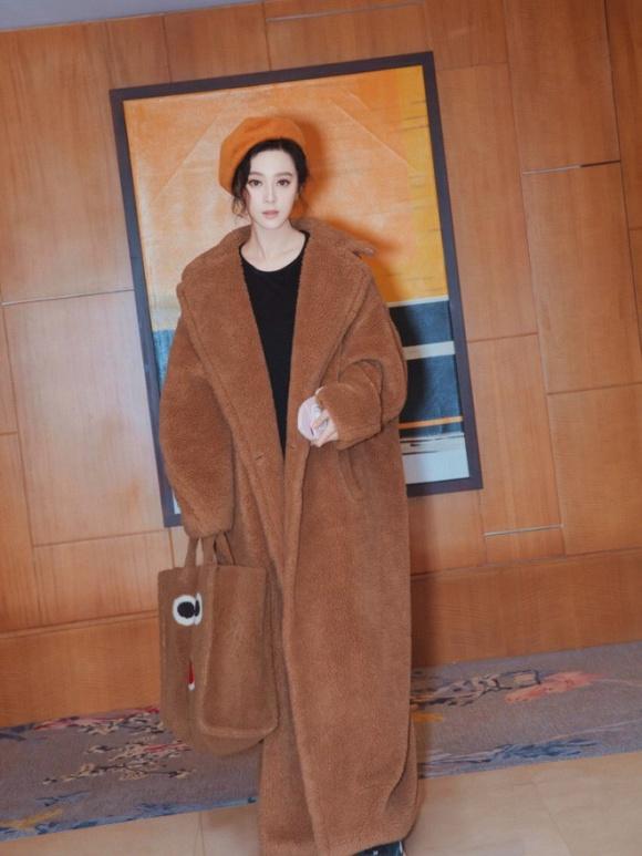 U40 rồi mà Phạm Băng Băng vẫn mê mẩn túi xách ngộ nghĩnh như thế này-6