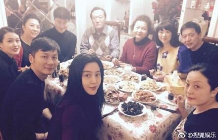 U40 rồi mà Phạm Băng Băng vẫn mê mẩn túi xách ngộ nghĩnh như thế này-7