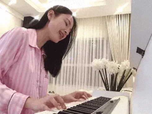 Angela Phương Trinh 'thả rông' vòng 1, vừa đàn vừa hát làm xốn mắt người nhìn