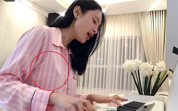 Angela Phương Trinh thả rông vòng 1, vừa đàn vừa hát làm xốn mắt người nhìn-1