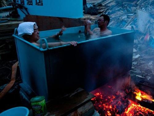 Cạn lời với những người thích làm trò ngược đời-13