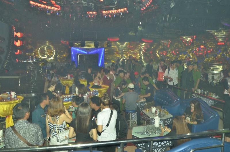 Sài Gòn: Phong tỏa 2 quán bar, ngăn dân chơi ném ma túy-1