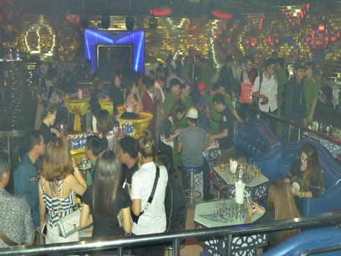 Sài Gòn: Phong tỏa 2 quán bar, ngăn dân chơi ném ma túy