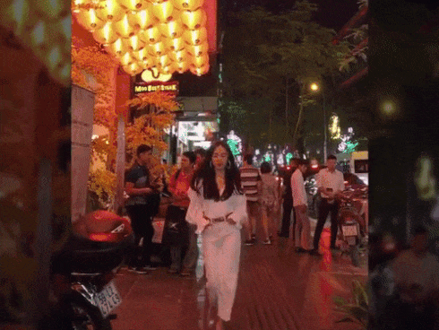 Hot girl - hot boy Việt: Phương Ly trổ tài đi catwalk 'không giống ai' giữa phố muộn