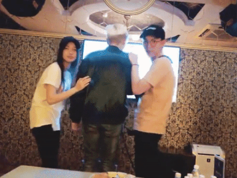 'Gia đình hoa dâm bụt' Hòa Minzy, Đức Phúc và Erik quậy tưng quán karaoke với 'vũ điệu sexy'