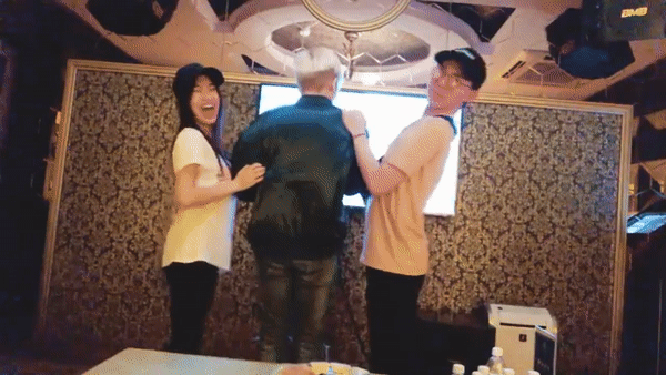 Gia đình hoa dâm bụt Hòa Minzy, Đức Phúc và Erik quậy tưng quán karaoke với vũ điệu sexy-4