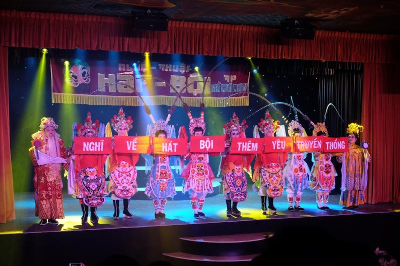 Giới trẻ háo hức check-in” trong triển lãm Vẽ về hát bội-4