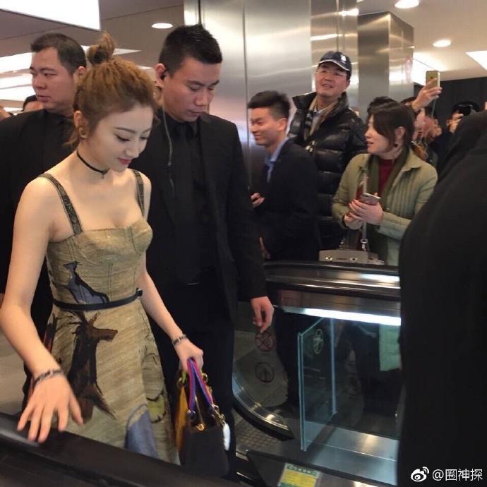 Loạt mỹ nhân Hoa ngữ vẫn đẹp xuất sắc bất chấp ống kính trộm của người qua đường-2