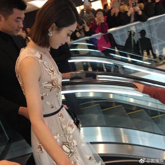 Loạt mỹ nhân Hoa ngữ vẫn đẹp xuất sắc bất chấp ống kính trộm của người qua đường-4