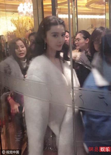 Loạt mỹ nhân Hoa ngữ vẫn đẹp xuất sắc bất chấp ống kính trộm của người qua đường-10