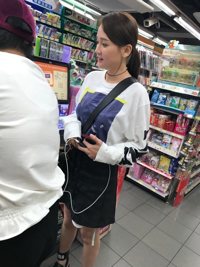 Loạt mỹ nhân Hoa ngữ vẫn đẹp xuất sắc bất chấp ống kính trộm của người qua đường-13