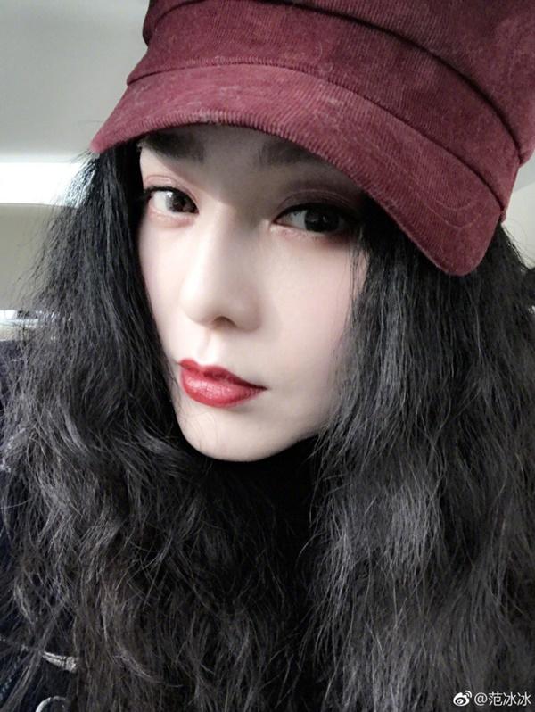 Phạm Băng Băng khoe làn da trắng sứ cùng thần thái sang chảnh ngút ngàn-1