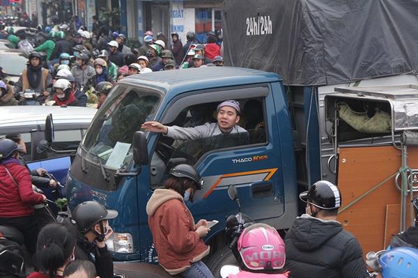 Chôn chân giữa đường ngày giáp Tết, tài xế xe tải cầu cứu-1