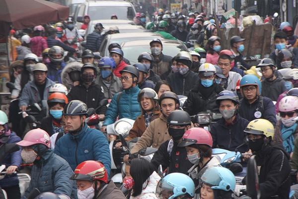 Chôn chân giữa đường ngày giáp Tết, tài xế xe tải cầu cứu-2