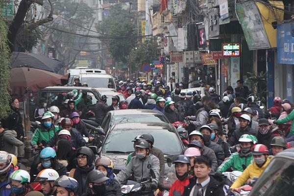 Chôn chân giữa đường ngày giáp Tết, tài xế xe tải cầu cứu-3