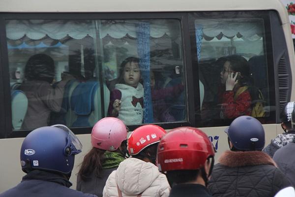 Chôn chân giữa đường ngày giáp Tết, tài xế xe tải cầu cứu-5