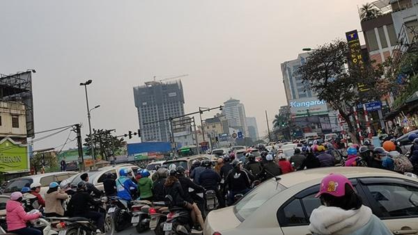 Chôn chân giữa đường ngày giáp Tết, tài xế xe tải cầu cứu-10