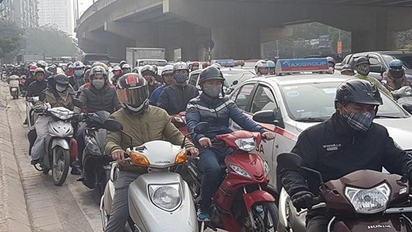 Chôn chân giữa đường ngày giáp Tết, tài xế xe tải cầu cứu-11