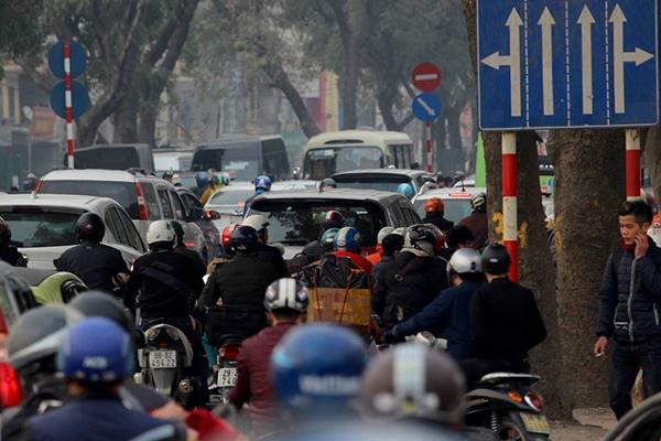 Chôn chân giữa đường ngày giáp Tết, tài xế xe tải cầu cứu-12