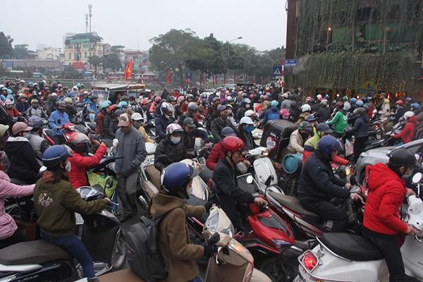 Chôn chân giữa đường ngày giáp Tết, tài xế xe tải cầu cứu-6