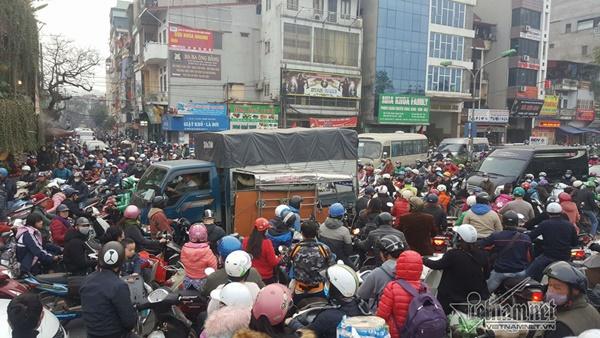 Chôn chân giữa đường ngày giáp Tết, tài xế xe tải cầu cứu-8