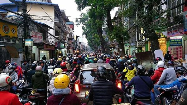 Chôn chân giữa đường ngày giáp Tết, tài xế xe tải cầu cứu-9