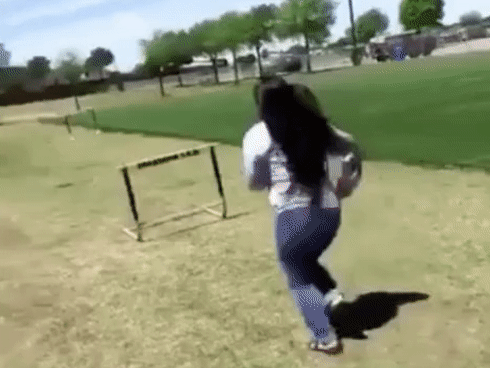 Kỳ lạ cô gái ra thang máy tập gym-1