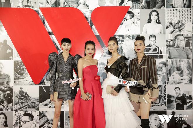 Linh Chi mặc váy hở trên xẻ dưới, đứng đầu top sao mặc xấu tuần qua-6