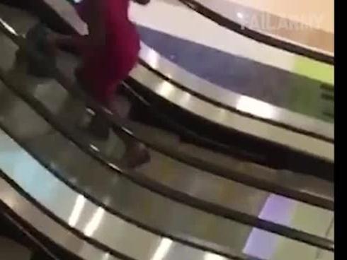 Kỳ lạ cô gái ra thang máy tập gym