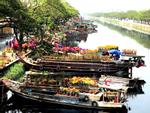 Thuyền hoa xuân tấp nập bên bến sông Sài Gòn